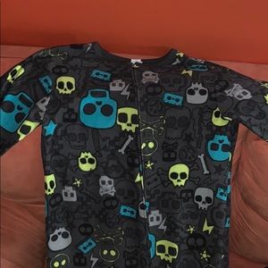 A cute onesy with skulls on it